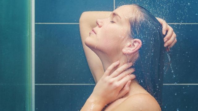 ما هي فوائد الإستحمام في المساء؟