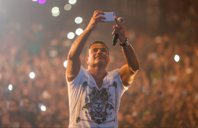 بالصور : في حفلة عمرو دياب تحرش واشتباكات وإغماءات.