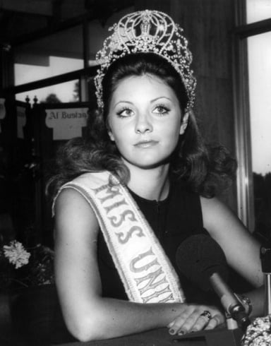 بالصور - شاهدوا جورجينا رزق بعد 44 عاماً على تتويجها ملكة جمال الكون