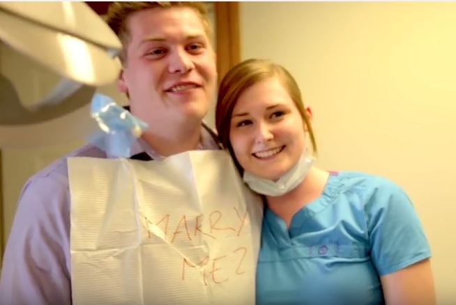 فيديو- هكذا طلب يد حبيبته في عيادة طبيب الأسنان!!