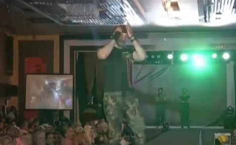 مصممة أزياء عراقية تتحدى داعش بعرض مسلح!