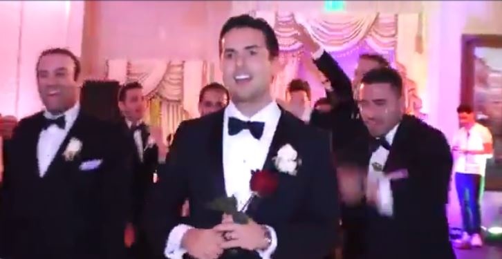 شاهدوا ماذا فعل هذا العريس يوم زفافه