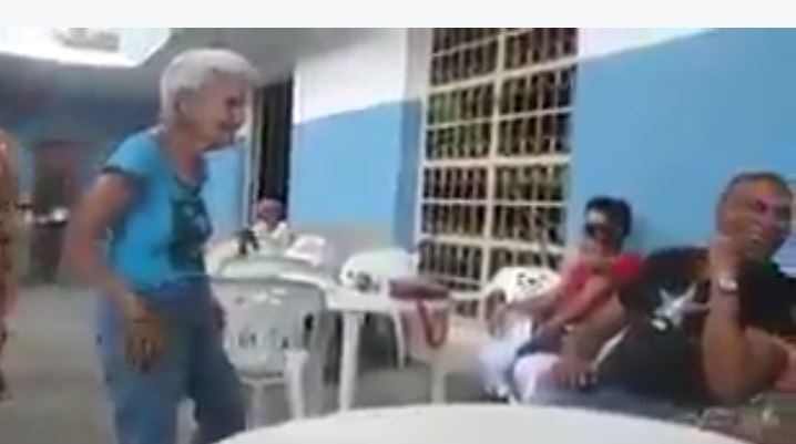 بالفيديو- عجوز تشعل مواقع التواصل الاجتماعي برقصتها المثيرة