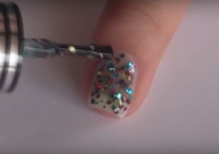 بالفيديو- لأظافر ملوّنة ومرتّبة جرّبي الغراء