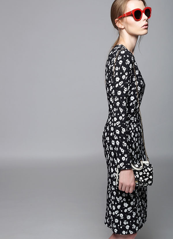 فستان وحقيبة مطبعة ونظارات شمسية. الكل من Dolce&Gabbana.
