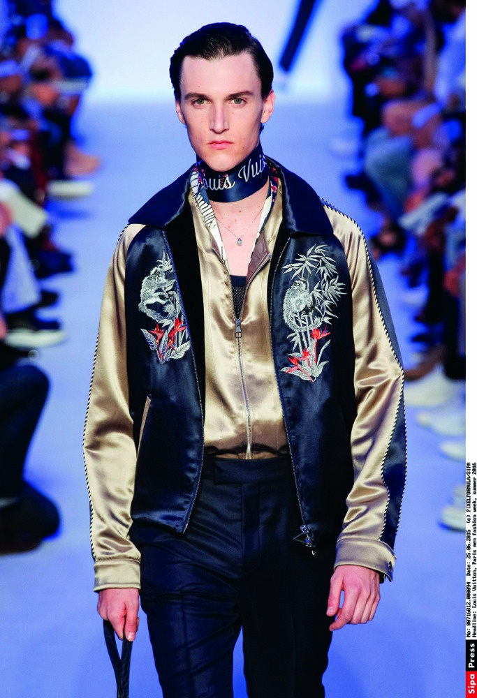 في عرض Louis Vuitton سترات رجالية تخطف الأنظار