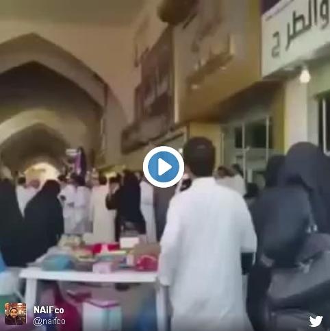 بالفيديو - مشاجرة بالأيدي بين نساء في السوق