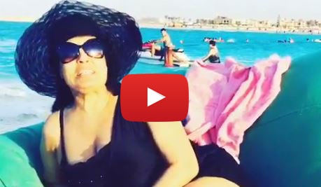 بالفيديو- فيفي عبده على البحر بثياب بحرية جريئة