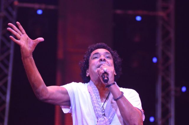 بالصور- في حفلته الضخمة ليلة أمس: محمد منير يخلع حذائه ويواجه التزوير والأزمات الأمنية