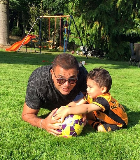 من الطفل الذي أصر عمرو دياب على مداعبته؟