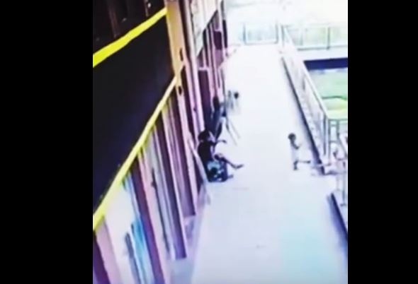 بالفيديو- سقوط طفلة من على الشرفة