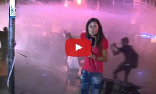 بالفيديو- مذيعة لبنانية تتعرض للضرب في تظاهرة النفايات