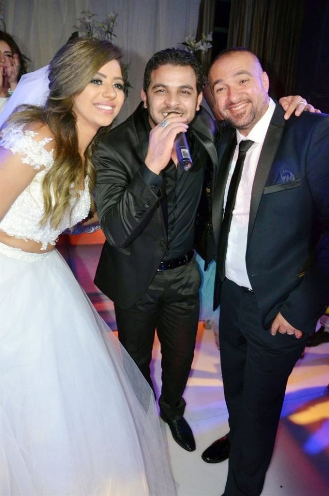 محمد رشاد يتوسط العروسين