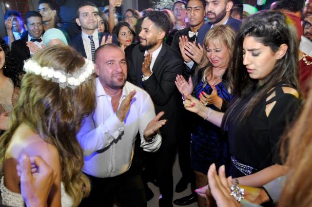 رقصة أيتن مع العروسين