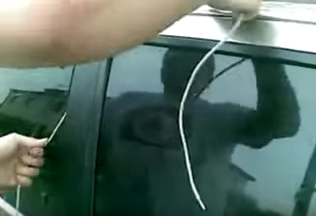 بالفيديو- هل نسيت مفتاح سيارتك داخلها.. افتحها برباط الحذاء!