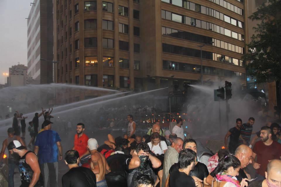 نجوم لبنان يشاركون في التظاهرات على الأرض وعلى تويتر