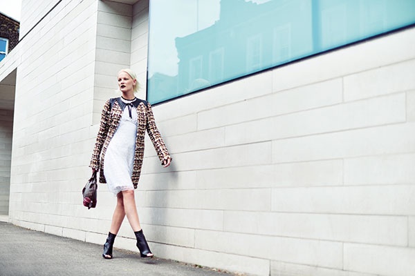 سترة من التويد وفستان أبيض وحقيبة. الكل من Louis Vuitton.<br>
جزمة مفتوحة عند الأصابع من Burberry.
