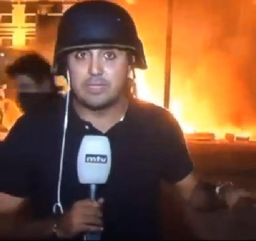 بالفيديو- شاب يقوم بحركات مضحكة خلف مراسل تلفزيوني