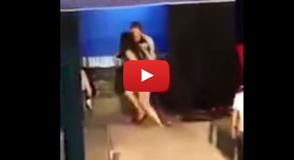 بالفيديو- الكعب العالي يحرج عارضة أزياء أربع مرات!