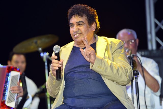 بالصور ـ لماذا غنّى أحمد عدوية جالساً؟ وكيف جمع ابنه وحفيديه على المسرح؟