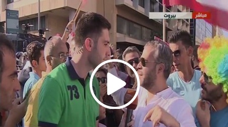بالفيديو- شاهدوا ردة فعل فنان لبناني عند سماعه صوت قنبلة صوتية في تظاهرات بيروت