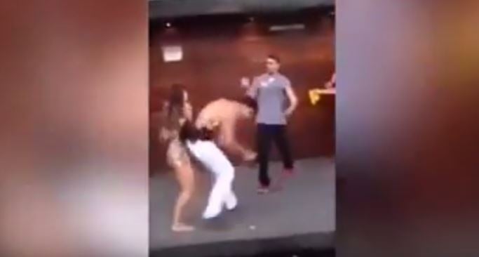 بالفيديو- فتاة تضرب شاباً وتوقعه على الأرض في الشارع!!