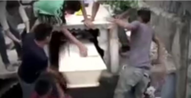 بالفيديو- فتاة تعود إلى الحياة بعد دفنها لتموت ثانيةً