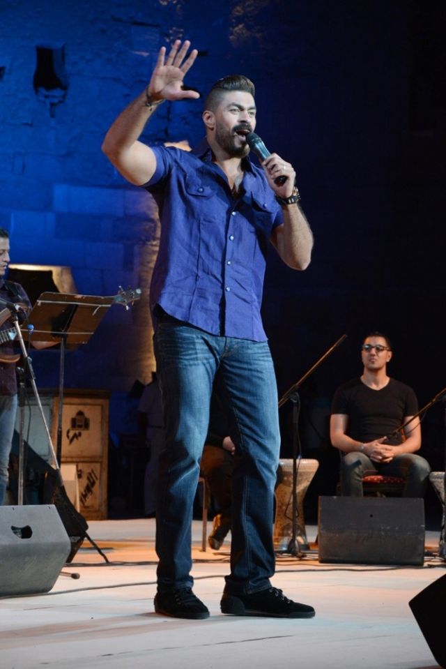 بالصور ـ ماذا فعل خالد سليم بخاتم زواجه خلال حفلته الغنائية؟