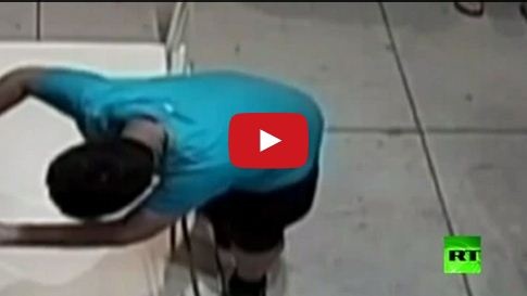 بالفيديو- صبي يتلف لوحة بقيمة مليون جنيه استرليني