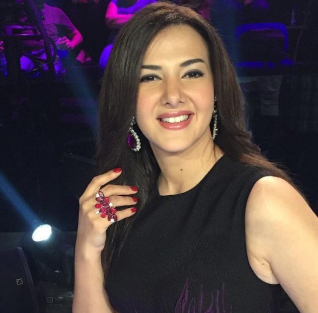 دنيا سمير غانم تنشر أجمل صورة مع ابنتها على شاطئ البحر