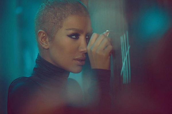 مايا بشعر أصلع