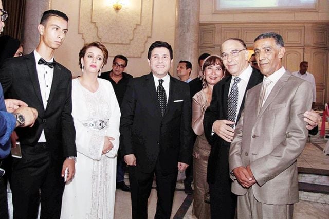 هاني شاكر يتوسط أسرة العروسين