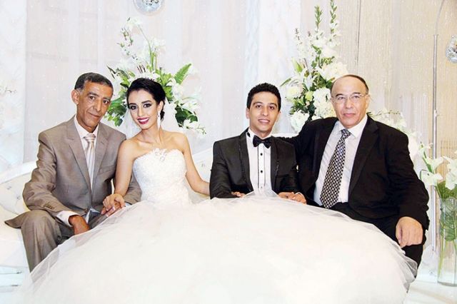 العروسان ووالداهما