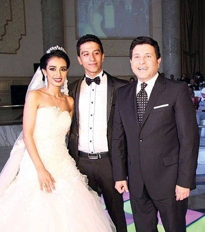 هاني شاكر مع  العروسين 