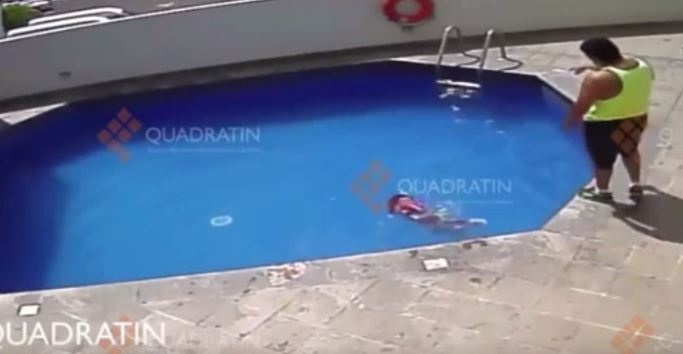 بالفيديو- رجل يغرق طفلة زوجته في المسبح