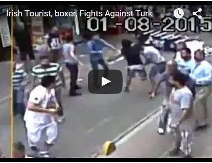 بالفيديو - سائح يتغلب على عشرات الرجال بمفرده ويلقنهم درسا لن ينسوه