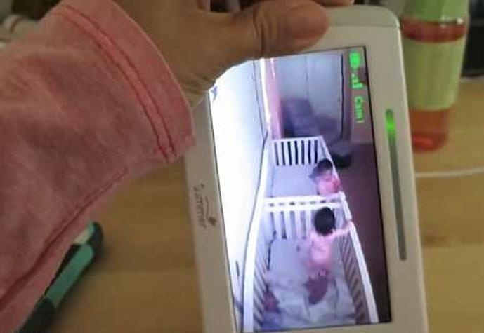 بالفيديو- رضيعتان توأم تتظاهران بالنوم فور سماع صوت أمهما!