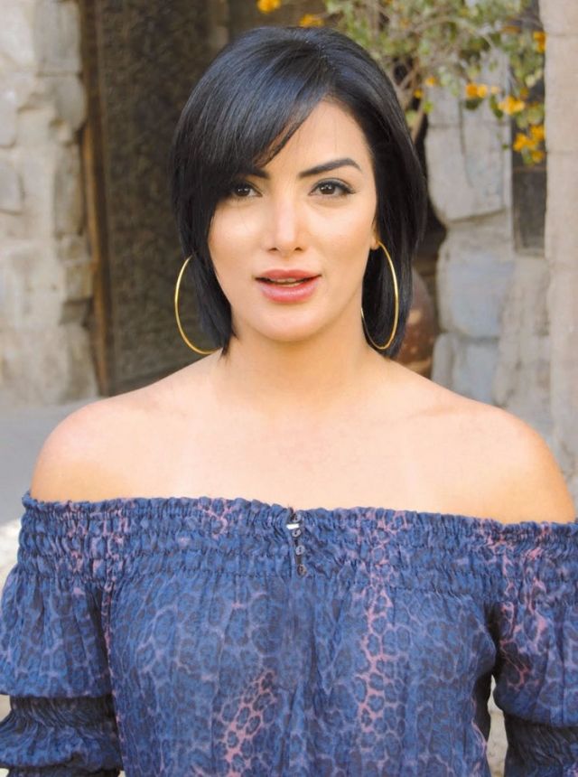 بالصور ـ كيف كان شكل حورية فرغلي قبل 13 سنة؟  وهل اختلفت كثيراً بعد عمليات التجميل؟