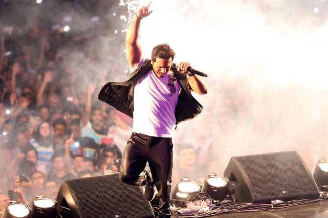 تامر حسني يغني بلغتين في الإسكندرية وهذه مفاجأته لجمهوره