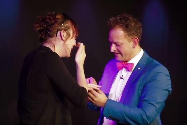 بالفيديو- هكذا طلب ساحر يد حبيبته