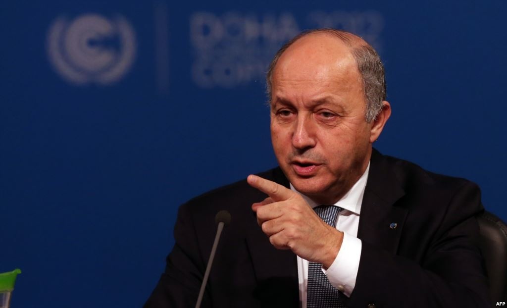 بالفيديو- وزير الخارجية الفرنسي يتعرض لوعكة صحية على الهواء