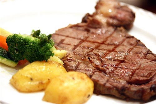 ما هي العلاقة بين اللحمة والتدخين؟