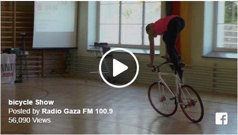 بالفيديو– فتاة تصدم لجنة الحكم بموهبتها، جمباز على دراجة هوائية!