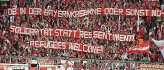 قضية المهاجرين السوريين في ألمانيا تنتقل من السياسة إلى كرة القدم... شاهدوا ماذا كُتب على اليافطات