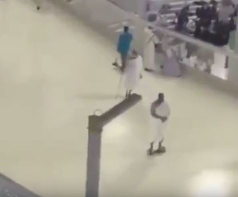 بالفيديو- معتمر يثير الغضب بعد استخدامه 