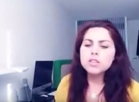 بالفيديو- فتاة أجنبية تغني لنانسي عجرم بلكنة طريفة