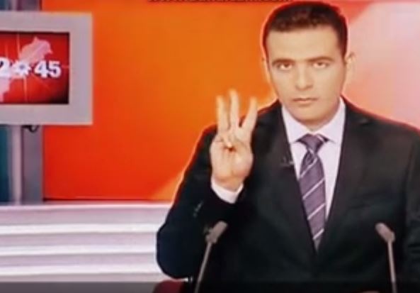 بالفيديو- مذيع يتعرض لموقف محرج بسبب خطأ من المخرج