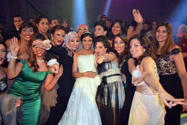 العروسان وصديقات العروس