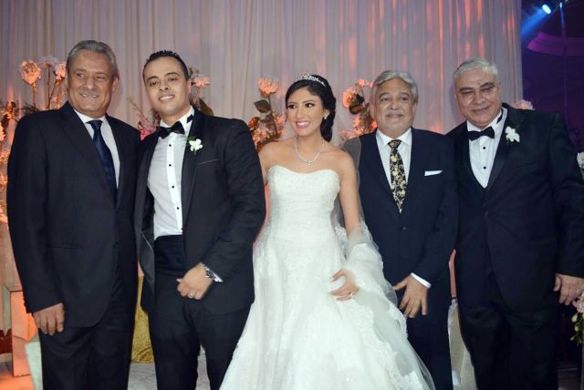 العروسان يتوسطان فاروق الفيشاوي وعماد رشاد ومحمد النقلي