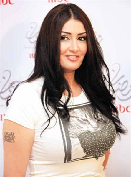 هل تزوجت غادة عبد الرازق سراً؟ وهل سافرت إسبانيا لقضاء شهر العسل؟